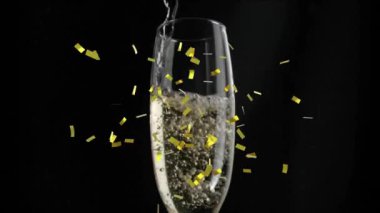 Şampanya bardağına düşen konfeti animasyonu. Yeni yıl, yeni yıl partisi, şenlik, kutlama ve geleneksel konsept dijital olarak oluşturulmuş video.