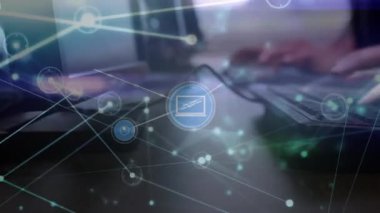 Bilgisayar kullanan çeşitli okul çocukları üzerinde ağ ve veri işleme animasyonları. Küresel eğitim, bağlantılar, hesaplama ve veri işleme kavramı dijital olarak oluşturulmuş video.