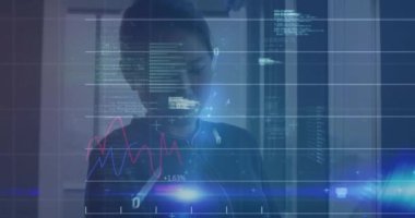 Pencereden bakan Asyalı iş kadınının finansal veri işleme animasyonu. Küresel iş, finans, bilgisayar ve dijital arayüz kavramı dijital olarak oluşturulmuş video.