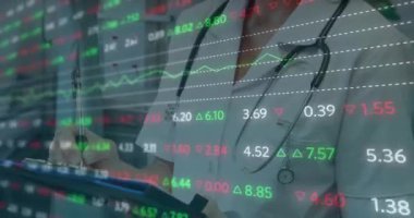 Kafkasyalı kadın doktorun hastanedeki finansal veri işleme animasyonu. Küresel tıp, işletme, bağlantılar, hesaplama ve veri işleme kavramı dijital olarak oluşturulmuş video.