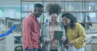 Ofisteki çeşitli iş adamları üzerinde finansal veri işleme animasyonu. Küresel finans, iş, bağlantılar, hesaplama ve veri işleme kavramı dijital olarak oluşturulmuş video.