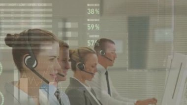Telefon kulaklığı olan çeşitli iş adamları üzerinde finansal veri işleme animasyonu. Küresel finans, iş, bağlantılar, hesaplama ve veri işleme kavramı dijital olarak oluşturulmuş video.