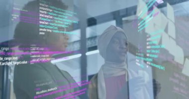 Ofiste beyin fırtınası yapan Afrikalı Amerikalı kadın meslektaşların veri işleme animasyonu. Veri, ağlar, dijital arayüz, iş, takım çalışması ve iletişim, dijital olarak oluşturulmuş video.