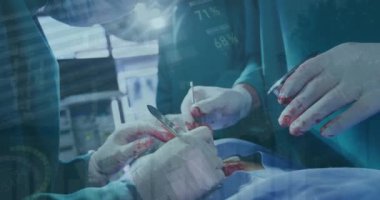 Çeşitli cerrahlar üzerinde veri işleme animasyonu. Küresel tıp, bağlantılar, hesaplama ve veri işleme kavramı dijital olarak oluşturulmuş video.