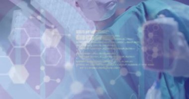 Hastanedeki beyaz erkek cerrahın veri işleme animasyonu. Küresel tıp, sağlık, bağlantılar, hesaplama ve veri işleme kavramı dijital olarak oluşturulmuş video.
