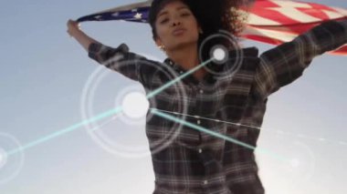ABD bayrağı taşıyan melez bir kadının üzerindeki ikonlarla olan bağlantıların animasyonu. Küresel seyahat, tatil, bağlantılar, hesaplama ve veri işleme kavramı dijital olarak oluşturulmuş video.