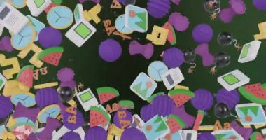 Siyah arkaplanda düşen ve toplayan çeşitli 3D ortam simgelerinin canlandırması. Retro, teknoloji, bağlantı, ağ, ortam ve dijital arayüz, dijital olarak oluşturulmuş video.