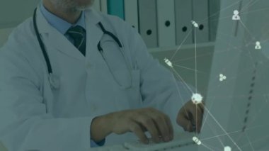 Bilgisayar kullanan Kafkas erkek doktorların medikal ikonlar ağının animasyonu. Tıbbi hizmetler, sağlık hizmetleri, dijital arayüz, ağlar ve iletişim, dijital olarak oluşturulmuş video.