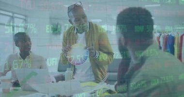 Ofisteki çeşitli iş adamları üzerinde finansal veri işleme animasyonu. Küresel finans, iş, bağlantılar, hesaplama ve veri işleme kavramı dijital olarak oluşturulmuş video.