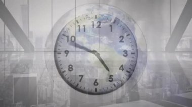 Yoğun şehir üzerinde saatlerin işlemesi. Küresel iş, finans, iş, bağlantılar, hesaplama ve veri işleme kavramı dijital olarak oluşturuldu.