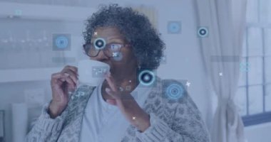 Memleketteki yaşlı Afrikalı Amerikalı kadın hakkında veri işleme animasyonu. Yaşlılar yaşam tarzı, ev hayatı, bilgisayar ve dijital arayüz kavramı dijital olarak oluşturuldu.