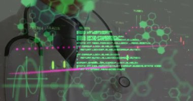 Kafkas erkek doktor üzerinde veri işleme animasyonu. Küresel tıp, bağlantılar, hesaplama ve veri işleme kavramı dijital olarak oluşturulmuş video.