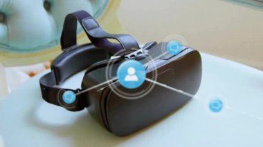 Masadaki vr kulaklık üzerinde simgelerle bağlantı ağının animasyonu. Dijital olarak oluşturulmuş küresel bağlantılar, teknoloji ve dijital arayüz kavramı.