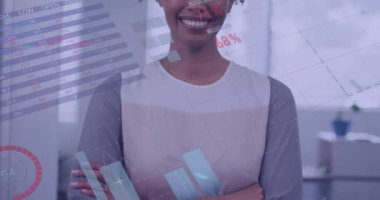 Afro-Amerikan iş kadınının ofisindeki finansal veri işleme animasyonu. Küresel finans, iş, bağlantılar, hesaplama ve veri işleme kavramı dijital olarak oluşturulmuş video.