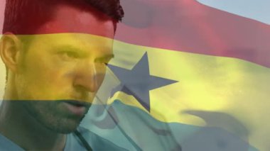 Gana bayrağı animasyonu ve beyaz erkek doktor üzerindeki benekler. Gana, tıp, sağlık ve vatanseverlik, dijital olarak üretilen video.