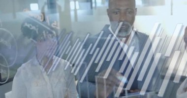 Ofisteki çeşitli iş adamları üzerinde finansal veri işleme animasyonu. Küresel finans, iş, bağlantılar, hesaplama ve veri işleme kavramı dijital olarak oluşturulmuş video.