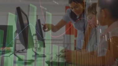 Sınıftaki çeşitli okul çocukları ve öğretmenler üzerinde veri işleme animasyonu. Küresel eğitim, işletme, bağlantılar, hesaplama ve veri işleme kavramı dijital olarak oluşturulmuş video.