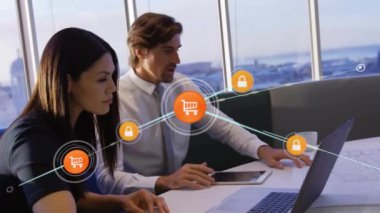 Ofiste dizüstü bilgisayar kullanan Kafkas iş adamları üzerinden bağlantı ağının animasyonu. Küresel iş ve dijital arayüz kavramı, dijital olarak oluşturulmuş video.