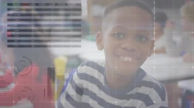 Sınıftaki çeşitli okul öğrencileri üzerinde veri işleme animasyonu. Küresel eğitim, işletme, bağlantılar, hesaplama ve veri işleme kavramı dijital olarak oluşturulmuş video.