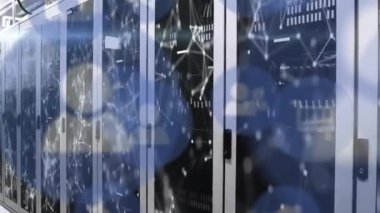 Bilgisayar sunucuları üzerinden simgeler ve veri işleme ağlarının animasyonu. Dijital olarak oluşturulmuş küresel çevrimiçi güvenlik, bağlantılar, hesaplama ve veri işleme kavramı.