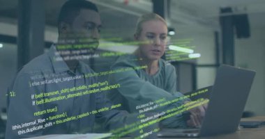 Ofisteki bilgisayar ve tablet kullanılarak çeşitli meslektaşlar üzerinde veri işleme animasyonu. İş, iletişim, teknoloji, bilgisayar ve dijital arayüz kavramı dijital olarak oluşturulmuş video.