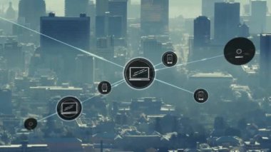 Şehir manzarası üzerindeki simgelerle bağlantı ağının animasyonu. Küresel finans, iş, bağlantılar, hesaplama ve veri işleme kavramı dijital olarak oluşturulmuş video.