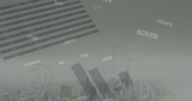 Şehir manzarası üzerinde finansal veri işleme animasyonu. Küresel finans, iş, bağlantılar, hesaplama ve veri işleme kavramı dijital olarak oluşturulmuş video.