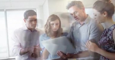 Ofisteki çeşitli iş adamlarının üzerinden geçen meşgul insanların animasyonu. Küresel finans, iş, bağlantılar, hesaplama ve veri işleme kavramı dijital olarak oluşturulmuş video.