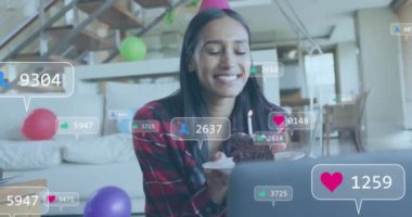 Doğumgünü pastası olan melez bir kadının sosyal medya veri işlemlerinin animasyonu. Dijital olarak oluşturulmuş küresel sosyal medya, bağlantılar, hesaplama ve veri işleme kavramı.