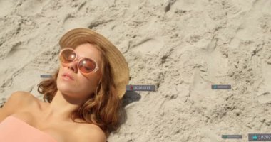 Beyaz bir kadının plajda güneşlenmesiyle ilgili sosyal medya bildirimleri. Rahatlama, tatiller, sosyal ağ, dijital arayüz, internet ve iletişim, dijital olarak oluşturulmuş video.