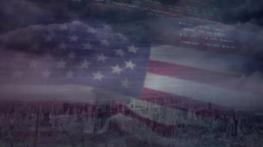 ABD bayrağı ve şehir manzarası üzerinde borsa ve veri işleme animasyonu. Vatanseverlik, iş ve dijital arayüz kavramı, dijital olarak oluşturulmuş video.