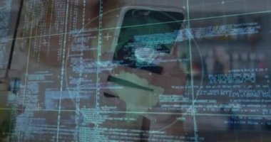 İçkili beyaz kadın üzerinde veri işleme ve küre animasyonu. Küresel iş ve dijital arayüz kavramı, dijital olarak oluşturulmuş video.