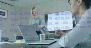 Ofisteki çeşitli iş adamları üzerinde finansal veri işleme animasyonu. Küresel finans, iş, bağlantılar, hesaplama ve veri işleme kavramı dijital olarak oluşturulmuş video.