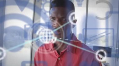 Afro-Amerikan iş adamının ofisindeki bağlantı ağının animasyonu. Küresel finans, iş, bağlantılar, hesaplama ve veri işleme kavramı dijital olarak oluşturulmuş video.