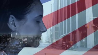 Amerikan bayrağı üzerinde şehir manzarası olan melez bir kadının animasyonu. Vatanseverlik, bayraklar ve yaşam tarzı konsepti dijital olarak oluşturulmuş video.