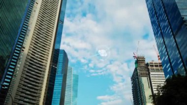 Şehir manzarası üzerindeki simgelerle bağlantı ağının animasyonu. Küresel finans, iş, bağlantılar, hesaplama ve veri işleme kavramı dijital olarak oluşturulmuş video.