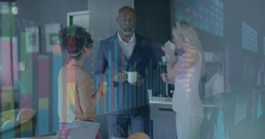 Ofisteki çeşitli iş adamları üzerinde finansal veri işleme animasyonu. Küresel finans, iş, bağlantılar, hesaplama ve veri işleme kavramı dijital olarak oluşturulmuş video.