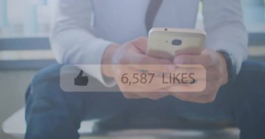 Akıllı telefon kullanan beyaz adamdan daha çok sevilen mesajların animasyonu. Sosyal medya, iletişim ve dijital arayüz kavramı dijital olarak oluşturulmuş video.