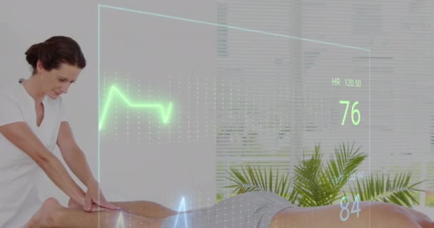 Animação Monitor Frequência Cardíaca Sobre Fisioterapeuta Feminina Caucasiana Dando Uma — Vídeo de Stock