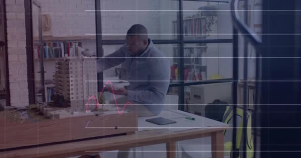 アフリカ系アメリカ人ビジネスマンに対する金融データ処理のアニメーション グローバルファイナンス ビジネス コネクション コンピューティング データ処理コンセプトデジタル生成ビデオ — ストック動画