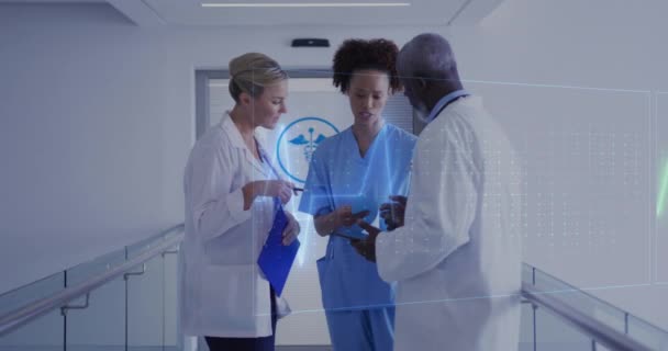 病院で議論している多様な医師や医療従事者に対する心拍数モンティアのアニメーション 研究科学技術コンセプト — ストック動画
