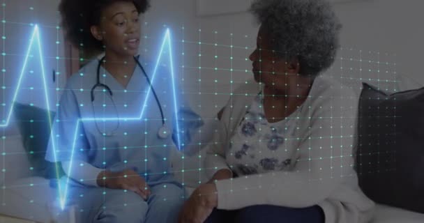 Animação Monitor Frequência Cardíaca Sobre Diversas Mulheres Trabalhadoras Saúde Conversando — Vídeo de Stock