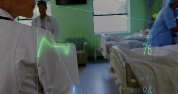 病院で歩いているクリップボードを持つ女性の医療従事者の心拍数モニターのアニメーション 研究科学技術コンセプト — ストック動画