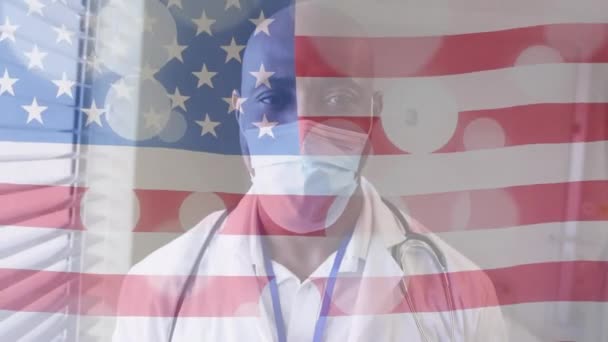 Animação Bandeira Americana Manchas Sobre Africano Americano Médico Masculino Máscara — Vídeo de Stock