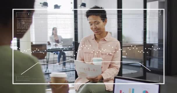 オフィスのアフリカ系アメリカ人ビジネスマンに対するデータ処理のアニメーション グローバルファイナンス ビジネス コネクション コンピューティング データ処理コンセプトデジタル生成ビデオ — ストック動画