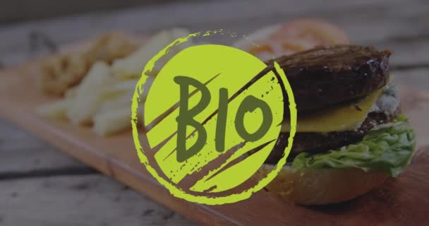 在素食芝士汉堡上倒入白酱汁 在绿色标识上动画化生物文字 健康的生活方式 有机产品和数字视频 — 图库视频影像
