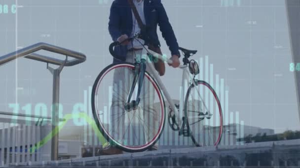 都市で自転車を運ぶ白人男性の上の黄色いグラフ上のデータ処理のアニメーション ネットワーク データ ビジネス デジタルインターフェース コミュニケーション デジタル生成されたビデオ — ストック動画
