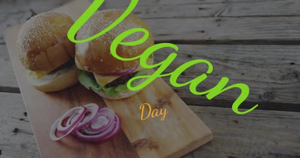 在素食汉堡和红洋葱之上 用橙色和绿色描绘世界素食主义者日的情景 素食主义 健康生活方式 有机产品和数字视频 — 图库视频影像