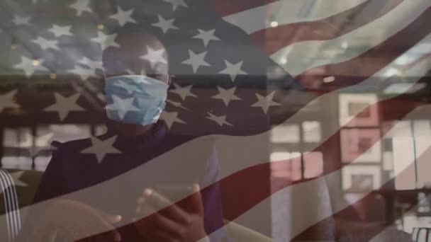 Amerikan Bayrağının Afro Amerikan Kadın Maskesinin Üstünde Akıllı Telefon Kullanılarak — Stok video