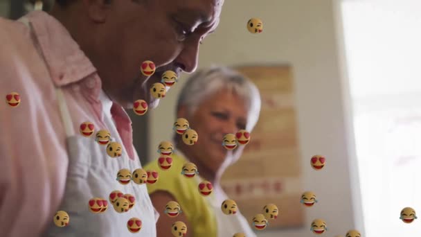 Animation Emoji Ikoner Över Senior Biracial Par Matlagning Köket Tillsammans — Stockvideo